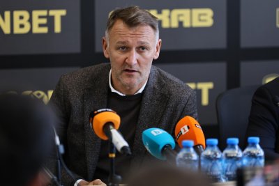 Спортният директор на Ботев Пловдив Артур Платек даде пресконференция преди