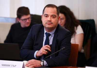 Вътрешният министър Калин Стоянов отговаря на журналистически въпроси Гледайте на
