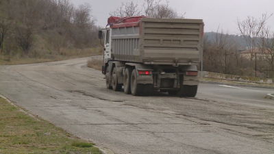 Жители в квартал Повеляново в Девня сигнализираха че тежкотоварни камиони