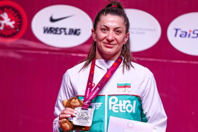 Евелина Николова остана със сребро от европейското по борба в Букурещ