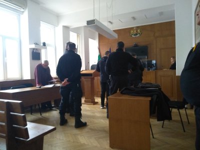 Варненският окръжен съд остави в ареста 34 годишния инспектор от отдел