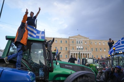 Атина е под блокада на тракторите на недоволните фермери