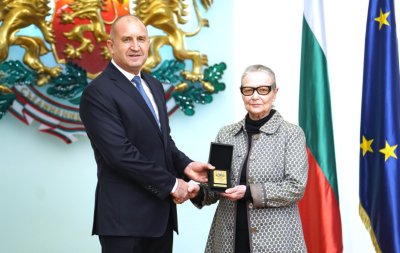 Президентът удостои с Почетен знак Цветана Манева