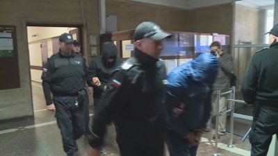"Домашен арест" за двамата пътни полицаи от Варна, задържани с подкуп