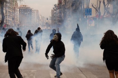 Сблъсъци в Гърция на протести за годишнината от най-смъртоносната влакова катастрофа (СНИМКИ)
