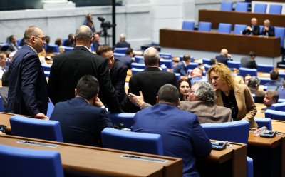 НА ЖИВО: Премиерът Денков и вицепремиерът Габриел са в пленарната зала за участие в блиц контрол
