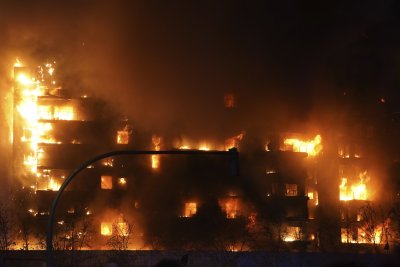 Пожар обхвана 14 етажна жилищна сграда в испанския град Валенсия
