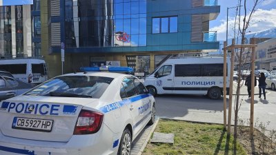 Полиция влезе в офиси на "Лев инс" в София