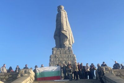 Протест за премахването на паметника "Альоша" в Пловдив (СНИМКИ)