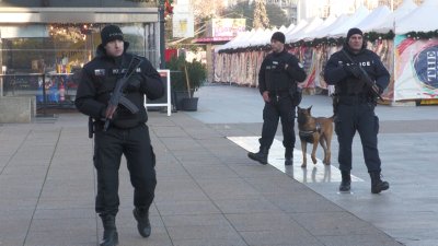 Полицаи с автомати отново излизат в центъра на Бургас за охрана на националния празник