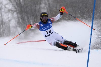 Българската звезда в алпийските ски Алберт Попов отпадна още в