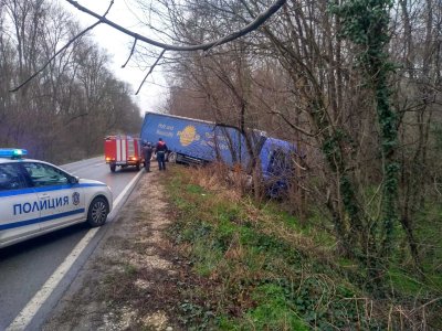 Шофьор загина в тежка катастрофа на главния път Варна - Бургас (СНИМКИ)