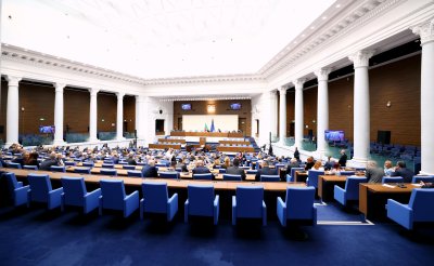 Без изненади депутатите приеха оставката на Денков (ОБЗОР)