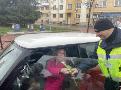МВР Враца зарадва рано сутрин жените шофьори в града по