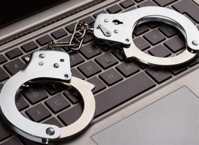Двама мъже са задържани за схема за измами в интернет