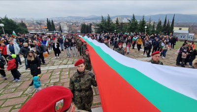 300-метров трибагреник беше пренесен на ръце до мемориала "Бранителите на Стара Загора"