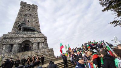 Хиляди хора се стичат към Паметника на свободата на връх Шипка (СНИМКИ)