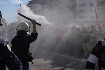 Сълзотворен газ и сблъсъци в Атина заради законопроект за частни университети (СНИМКИ)