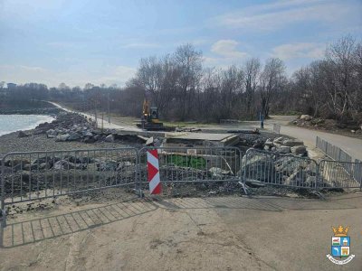 След наводнението: Разчистват останките от моста към кв. "Василико" в Царево