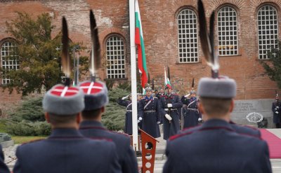 Военен ритуал по издигане на националното знаме пред Паметника на Незнайния воин