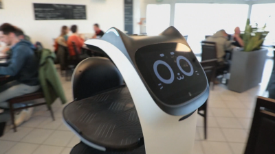 Келнер робот обслужва клиенти във френски ресторант