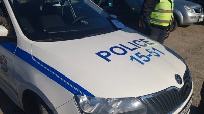 Двама малолетни откраднаха автомобил и опитаха да избягат от полицията
