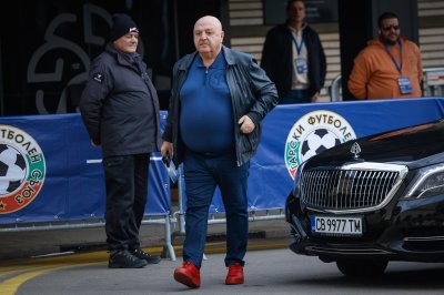 Президентът на Славия Венцеслав Стефанов пристигна пред столичния хотел където