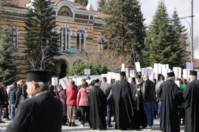 Свещеници излязоха на протест и контрапротест пред Светия синод (СНИМКИ)