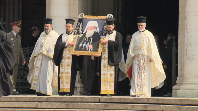 Започна литийното шествие което ще съпроводи патриарх Неофит в последния