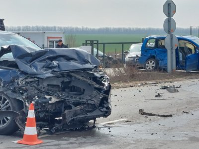 Трима души пострадаха при катастрофа на входа на автоморга в Добрич (СНИМКИ)