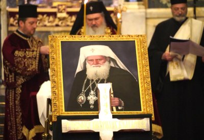 България се покланя пред паметта на патриарх Неофит (СНИМКИ/ВИДЕО)