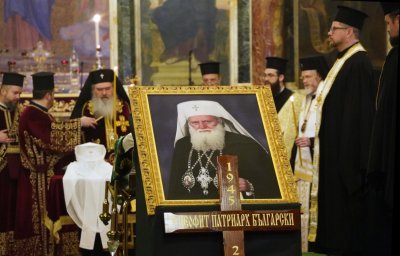 Започна поклонението пред тленните останки на Българския патриарх Неофит в