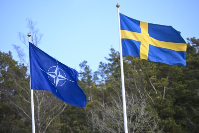 Националното знаме на Швеция беше издигнато днес пред централата на