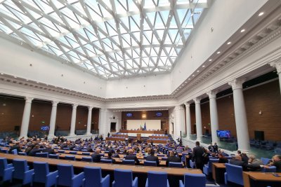 Широк фронт срещу Асен Василев беше отворен в пленарната зала