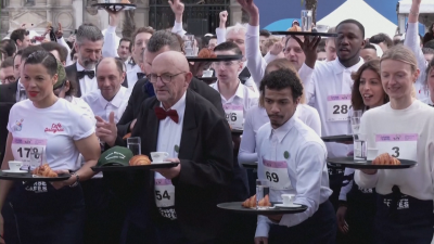 Надпревара в Париж: Сервитьори премериха сили на двукилометрово трасе