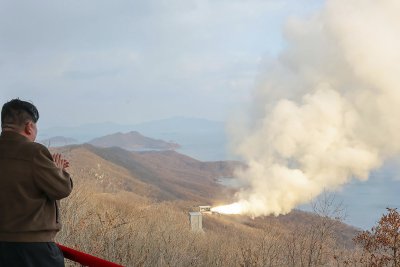 Лидерът на Северна Корея Ким Чен ун наблюдава тест на двигател
