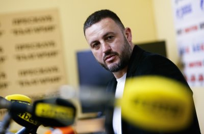 Изпълнителният директор на БФ Баскетбол Филип Виденов и националът Георги