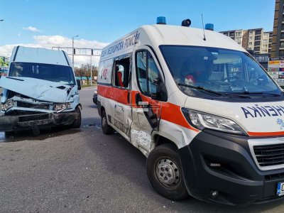 Линейка се удари в микробус в Пловдив (СНИМКИ)