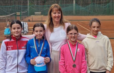 Легендарната българска тенисистка Мануела Малеева награди победителките при момичетата на