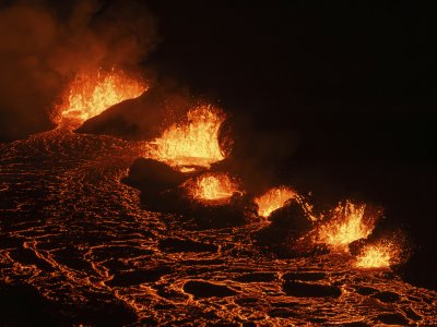 Потоци от лава след изригването на вулкан в Исландия в