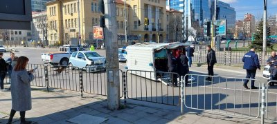 Лек автомобил удари линейка на булевард Тодор Александров в центъра