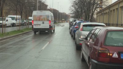 Проблемът с местата за паркиране в Благоевград става все по голям