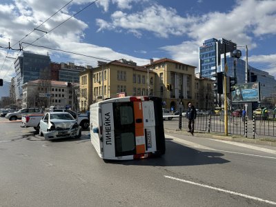 Линейка се обърна в София, има пострадал фелдшер