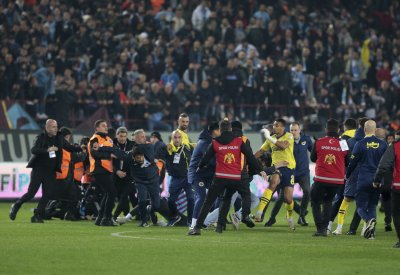 Десетки фенове на турския Трабзонспор нахлуха на терена след домакинската