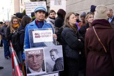 "По обяд срещу Путин": Хиляди руснаци се включиха към вдъхновения от Навални предизборен протест