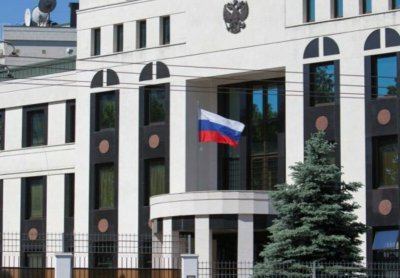 Мъж хвърли самоделни бомби в двора на руското посолство в Кишинев