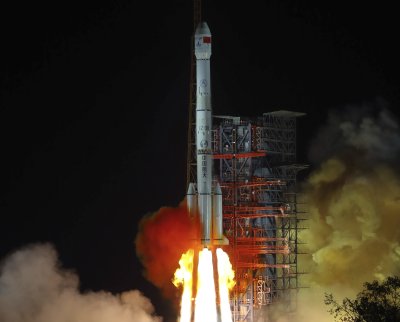 Китай изстреля в Космоса спътник за предстоящи лунни мисии