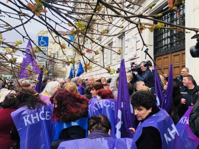 Протест пред общината: Работещи в детското здравеопазване искат по-високи заплати
