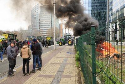 Недоволството на земеделците: Фермери предизвикаха безредици в центъра на Брюксел