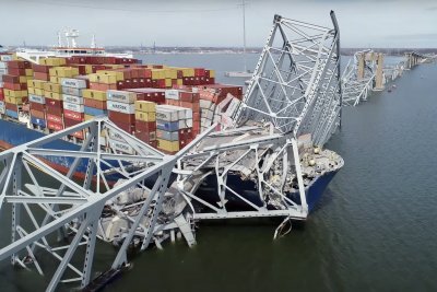 След рухването на моста в Балтимор: Открити са две тела и над 700 тона опасни материали